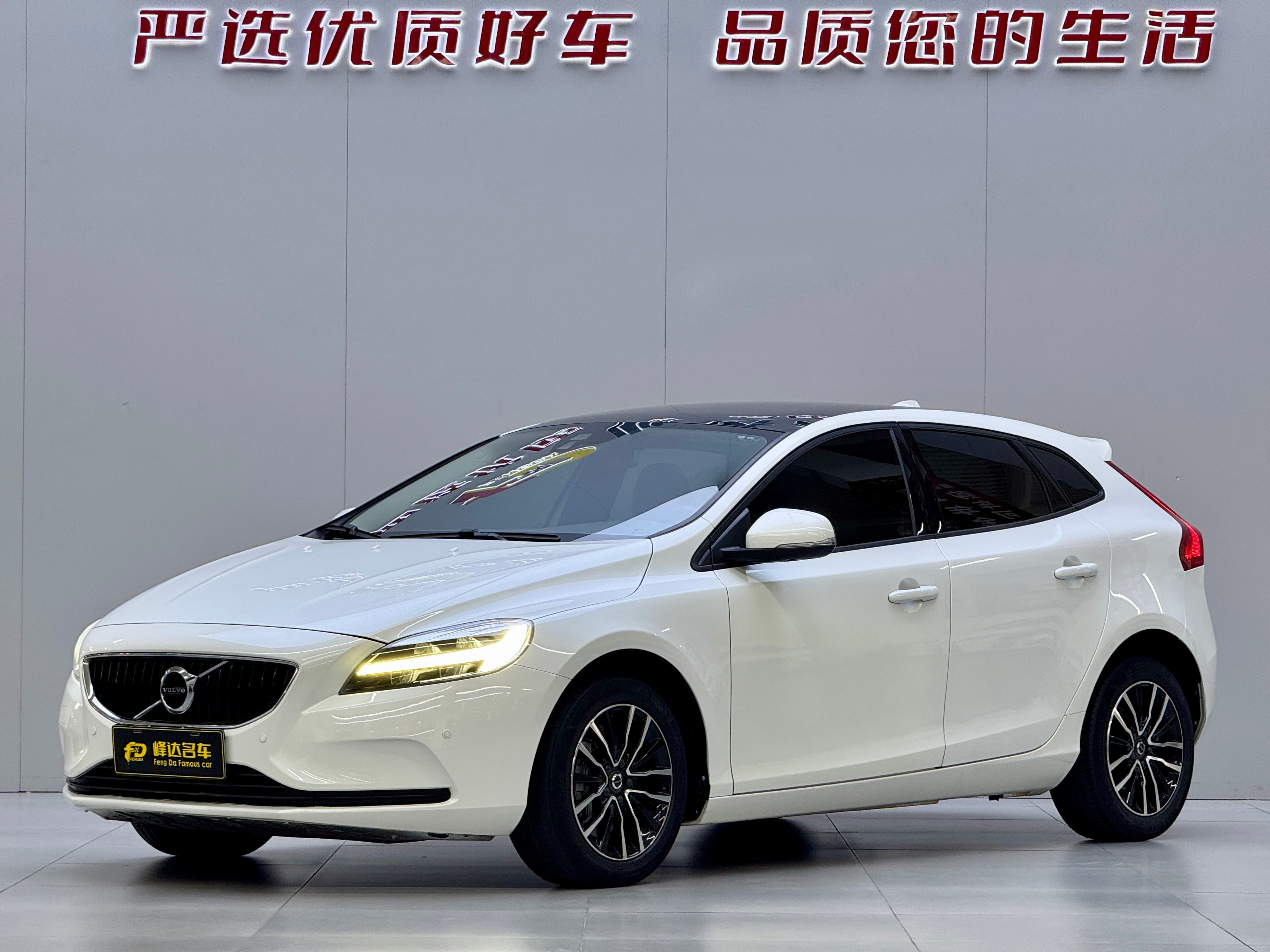 Volvo 2017 Volvo V40 1.5T T3 Intellisafe Edition 2016 — photo 1